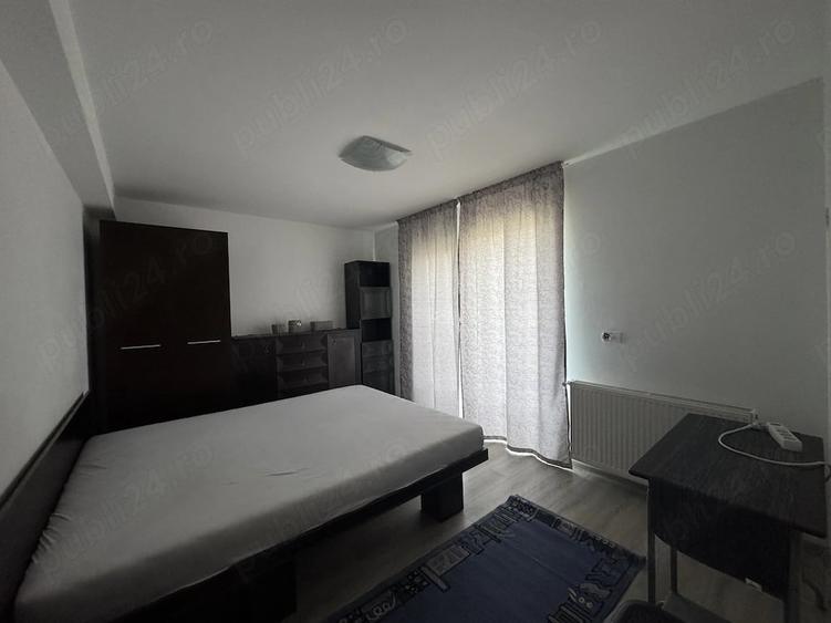 Apartament cu 3 camere semidecomandat în Aradului