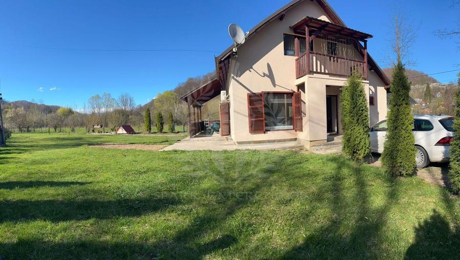 Casă individuală cu 5 camere cu Teren 993 Mp în Central