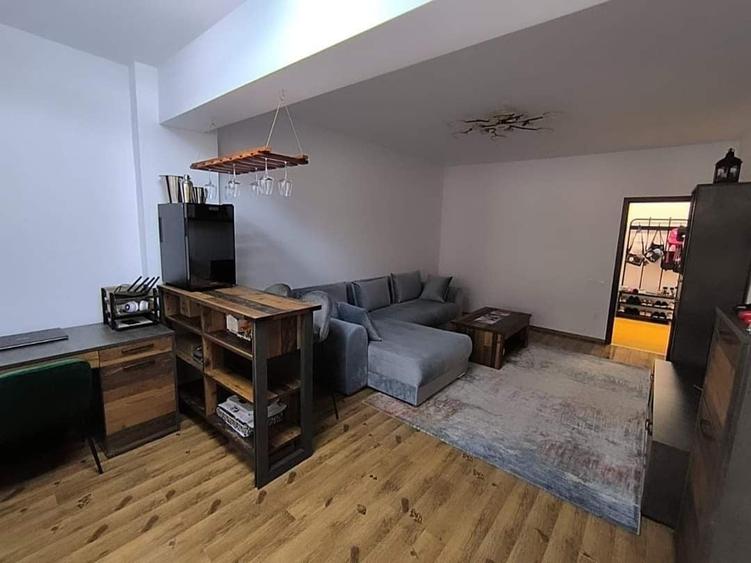 Apartament cu 3 camere decomandat în Olteni