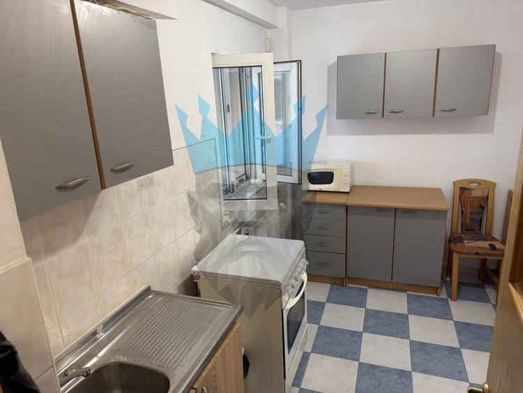 Apartament cu 3 camere semidecomandat, mobilat în P-ța Romană