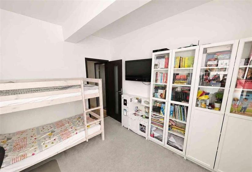 Apartament cu 3 camere decomandat, mobilat în Turnișor
