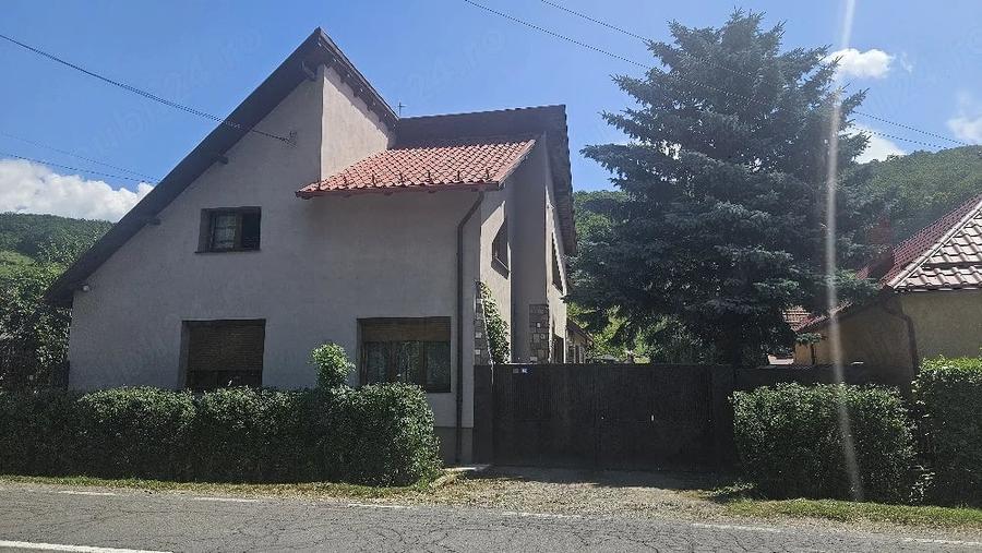 Casă cu 8 camere cu Teren 4500 Mp în Vâlcele