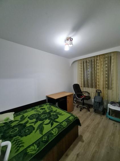 Apartament cu 3 camere semidecomandat în Țiglina 1