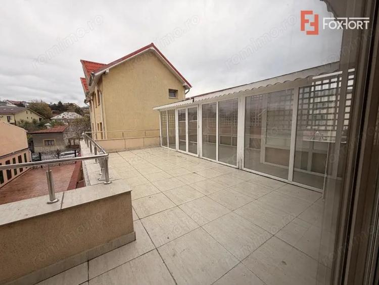 Casă cu 11 camere cu Teren 610 Mp în Central