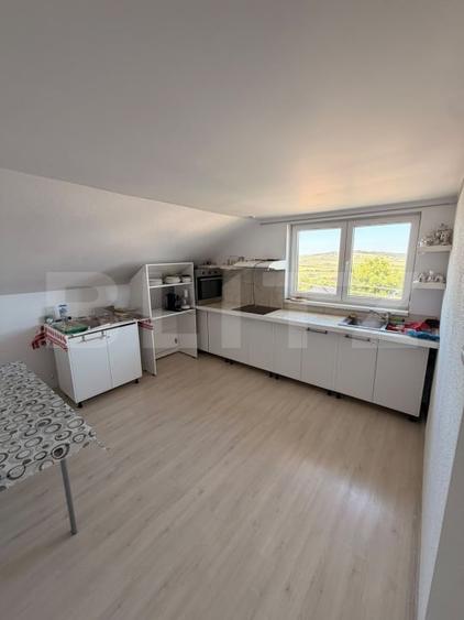 Casă individuală cu 9 camere cu Teren 800 Mp în Periferie