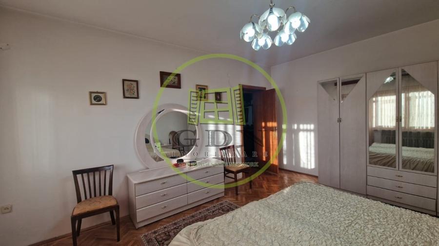 Casă individuală cu 5 camere cu Canalizare în Central