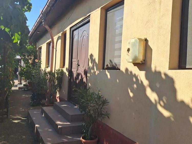 Casă individuală cu 6 camere cu Teren 2400 Mp în Central