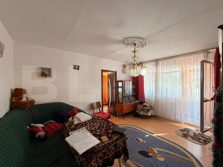 Apartament cu 3 camere semidecomandat, mobilat în Cornitoiu