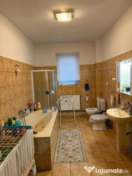 Casă cu 8 camere cu Teren 5000 Mp în Malu Mare