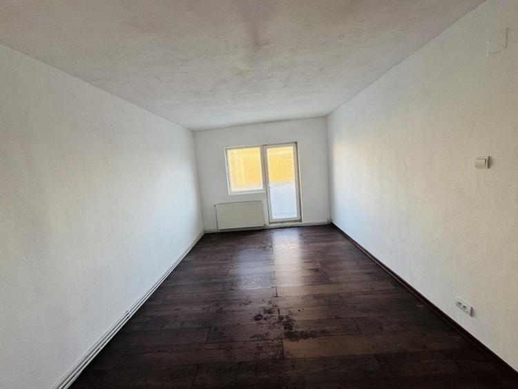Apartament cu 3 camere decomandat în Lipovei