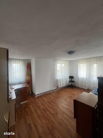 Casă cu 5 camere cu Teren 500 Mp în Priseaca