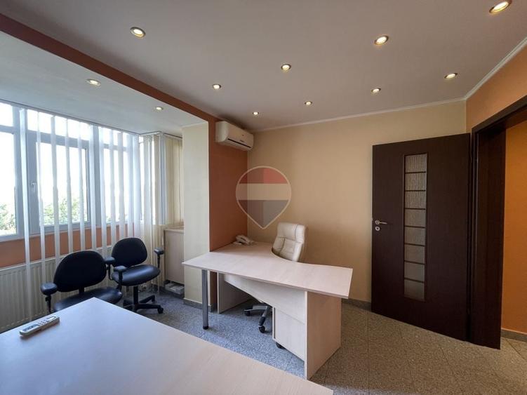 Apartament cu 4 camere semidecomandat, mobilat în P-ța Unirii