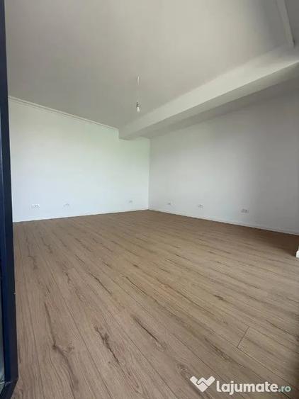 Casă cu 5 camere cu Teren 60 Mp în Pipera