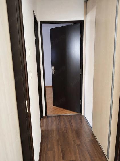 Apartament cu 3 camere semidecomandat în Lipovei