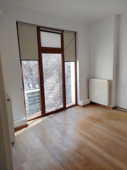 Apartament cu 6 camere decomandat, mobilat în Victoriei