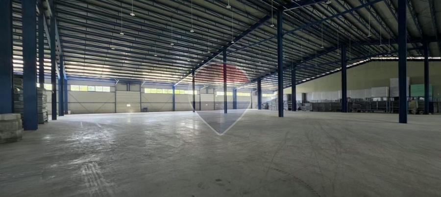 Spațiu industrial, de 9,618 mp, în Central
