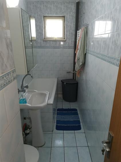 Apartament cu 3 camere semidecomandat în Lazu