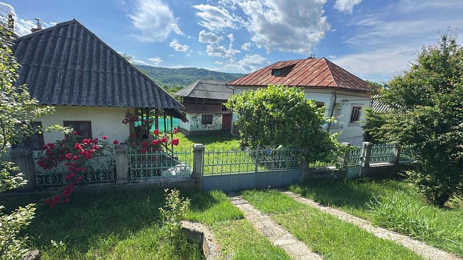 Casă cu 3 camere în Coșești