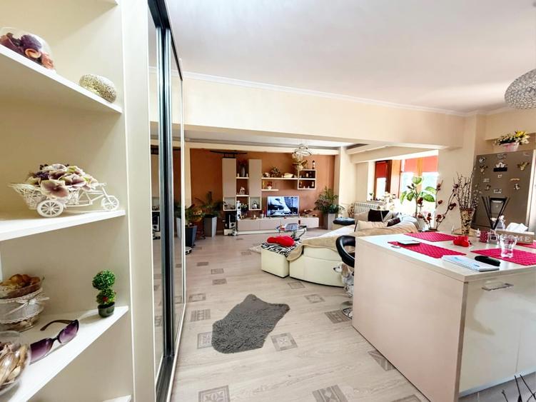 Apartament cu 2 camere semidecomandat în Intim