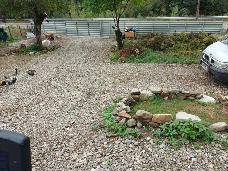 Casă cu 4 camere cu Teren 8000 Mp în Pruni