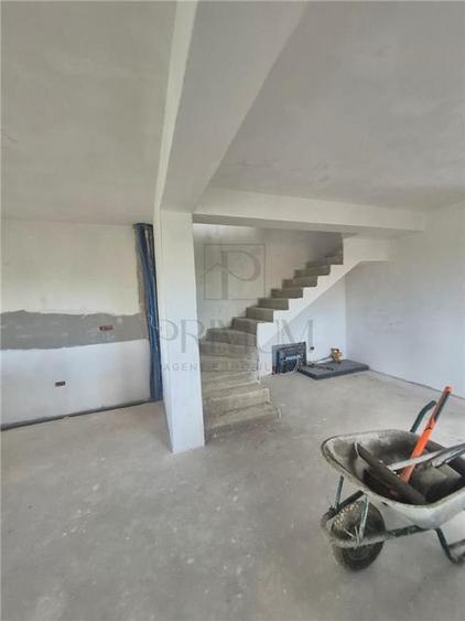 Duplex cu 5 camere cu Canalizare în Moșnița Nouă