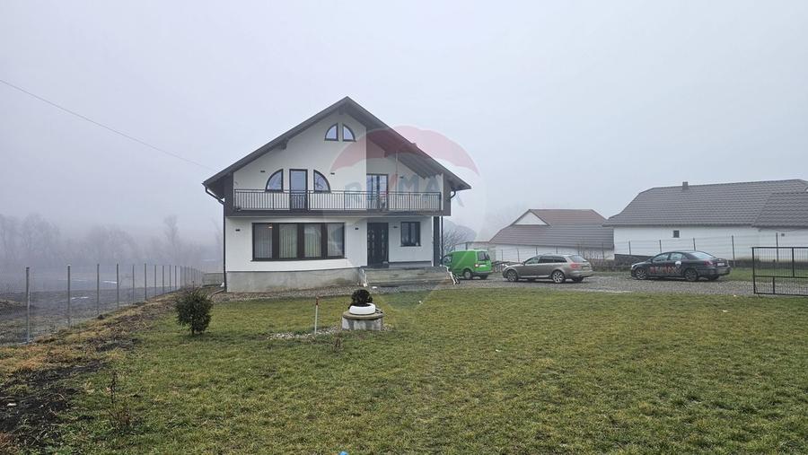 Casă cu 5 camere cu Teren 2500 Mp în Moara Nica