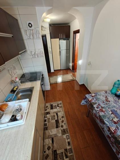 Apartament cu 3 camere semidecomandat, mobilat în Calea București