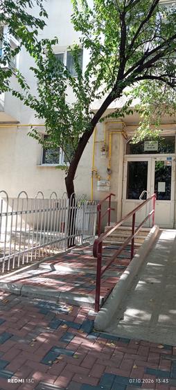 Apartament cu 3 camere semidecomandat în Mihai Bravu