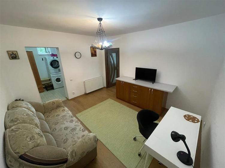 Apartament cu 2 camere semidecomandat, mobilat în Central