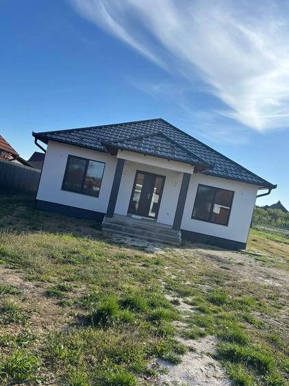 Casă cu 3 camere cu Teren 774028480 Mp în Central
