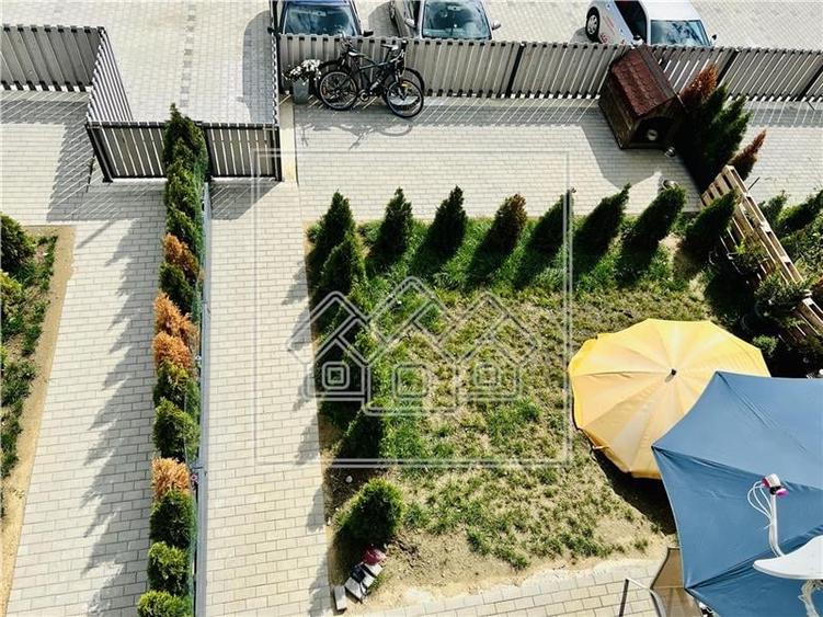 Duplex cu 4 camere cu Canalizare în Cristian
