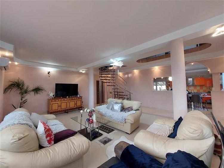 Casă individuală cu 15 camere cu Piscina în Fântânele
