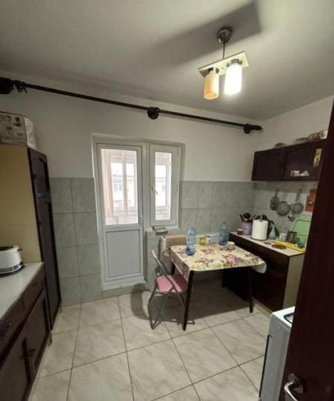 Apartament cu 3 camere decomandat, mobilat în Dacia