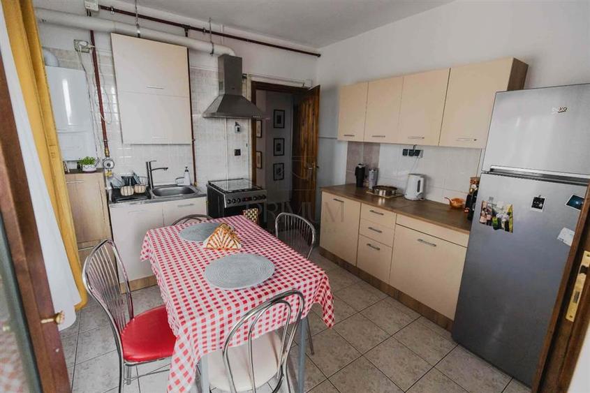 Apartament cu 4 camere decomandat în Central