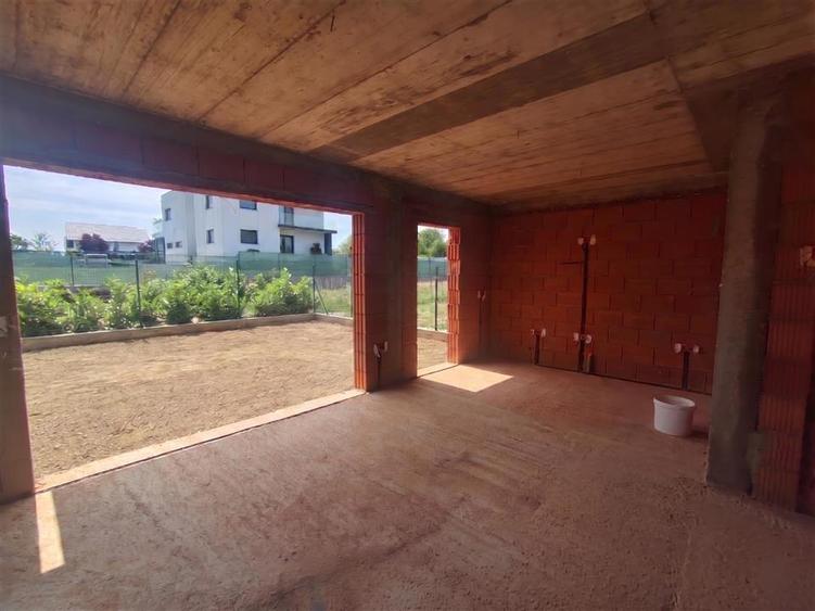 Casă individuală cu 4 camere cu Canalizare în Lisaura