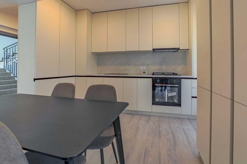 Apartament cu 3 camere decomandat în Sisești