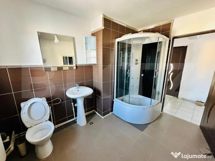 Casă cu 8 camere cu Teren 300 Mp în Central