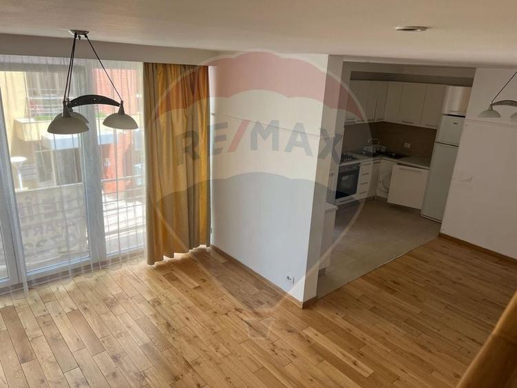 Apartament cu 3 camere semidecomandat, mobilat în Nordului