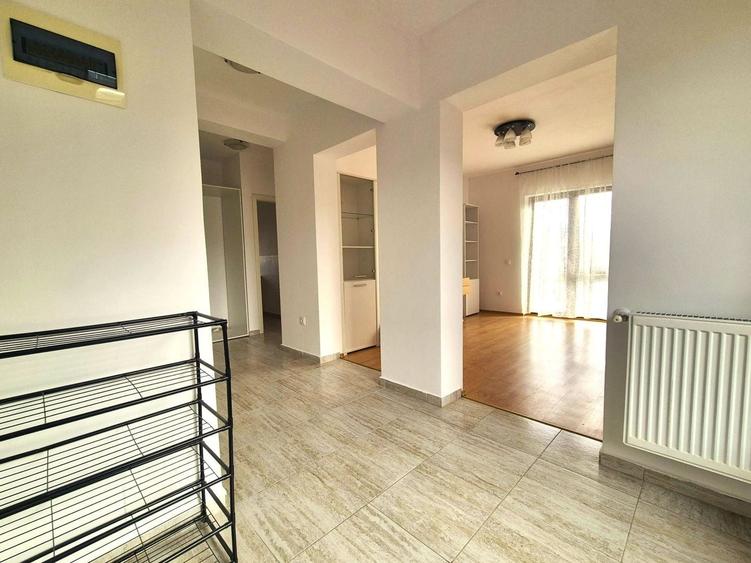 Apartament cu 3 camere decomandat în Tractorul