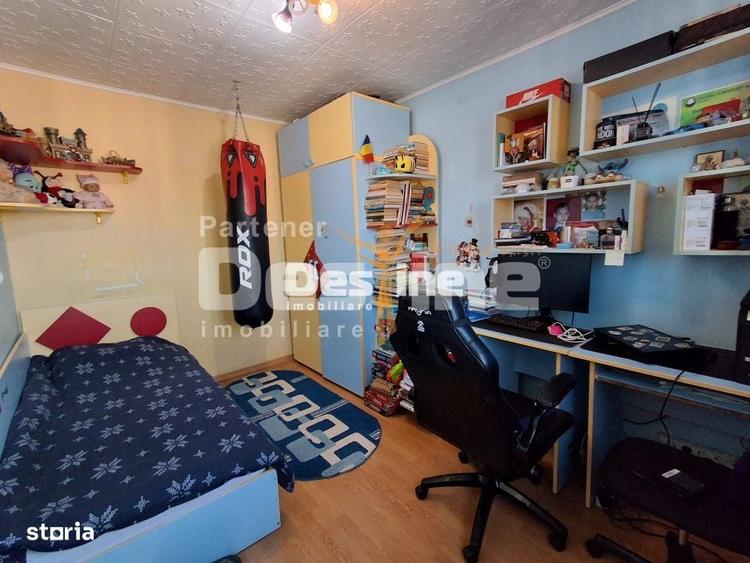 Apartament cu 3 camere semidecomandat în Alexandru cel Bun