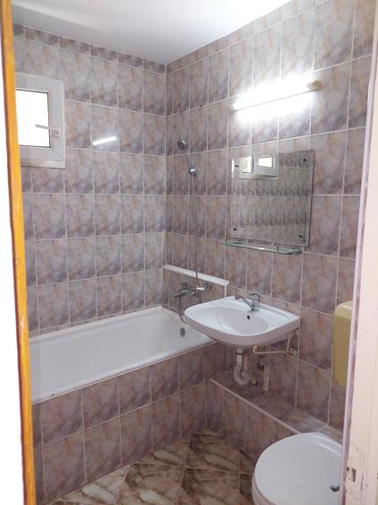 Apartament cu 3 camere semidecomandat în Baba Novac