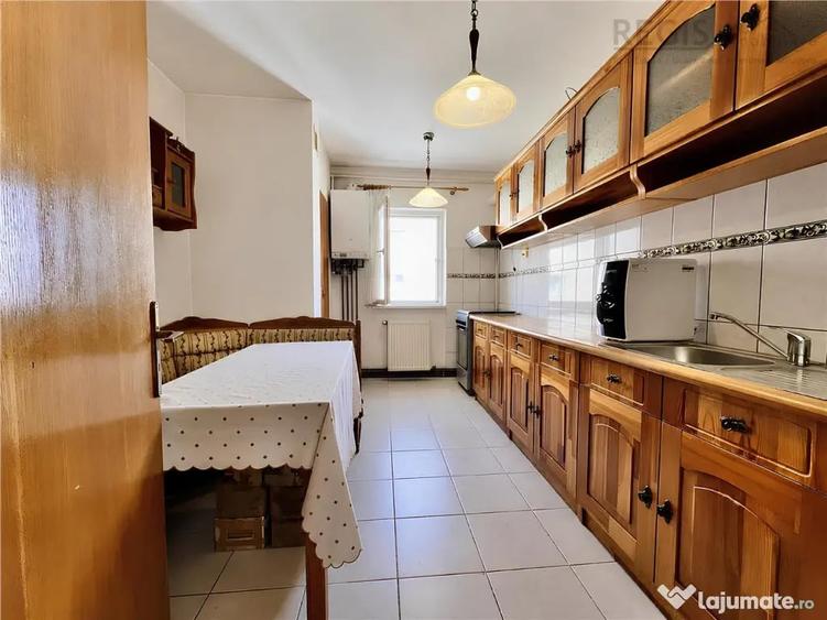 Apartament cu 4 camere decomandat în Sud