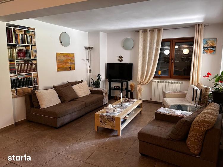 Casă cu 5 camere cu Teren 3800 Mp în Plopu