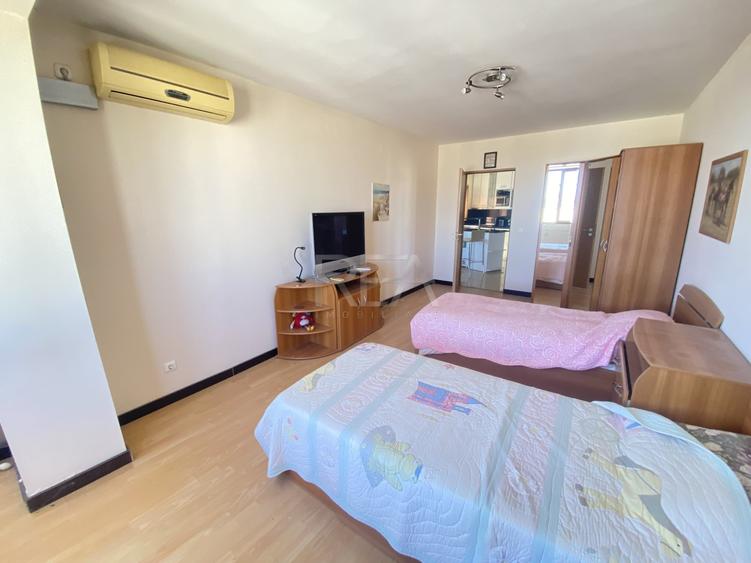 Apartament cu 3 camere semidecomandat, mobilat în Tineretului