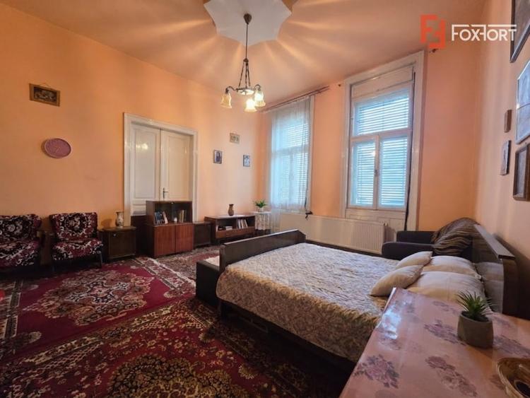 Casă individuală cu 8 camere cu Canalizare în Aradul Nou