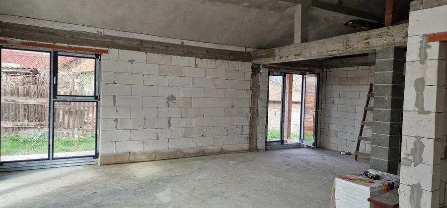 Casă cu 4 camere cu Teren 2712 Mp în Central