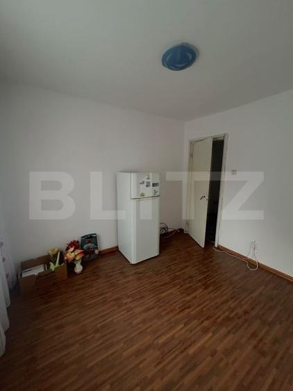 Apartament cu 2 camere semidecomandat, mobilat în Titu