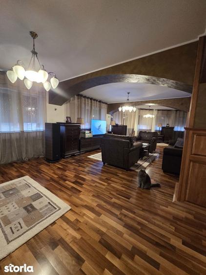 Apartament cu 5 camere decomandat în Buzaului