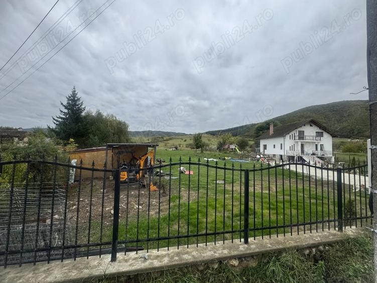 Teren de 2400 mp, în Orlat
