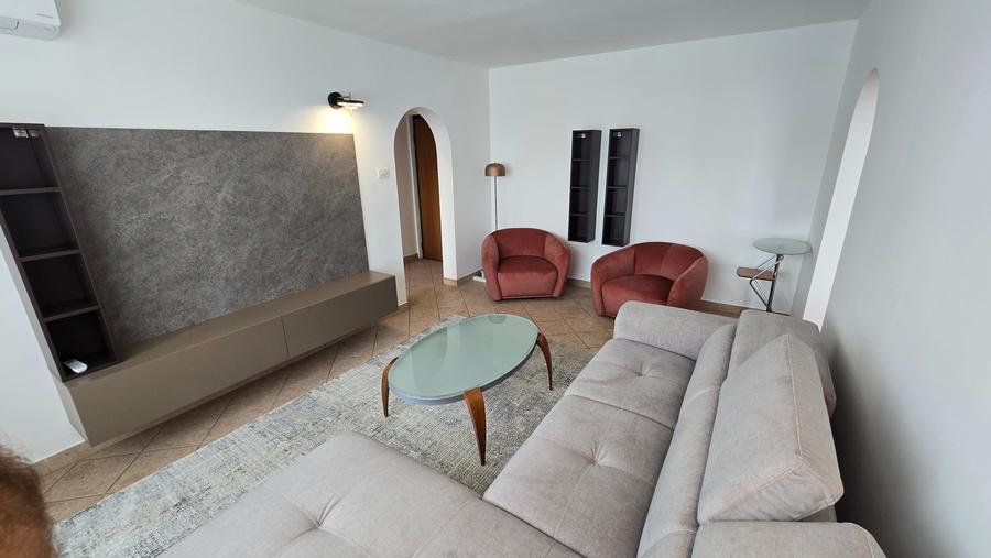 Apartament cu 2 camere semidecomandat în P-ța Victoriei